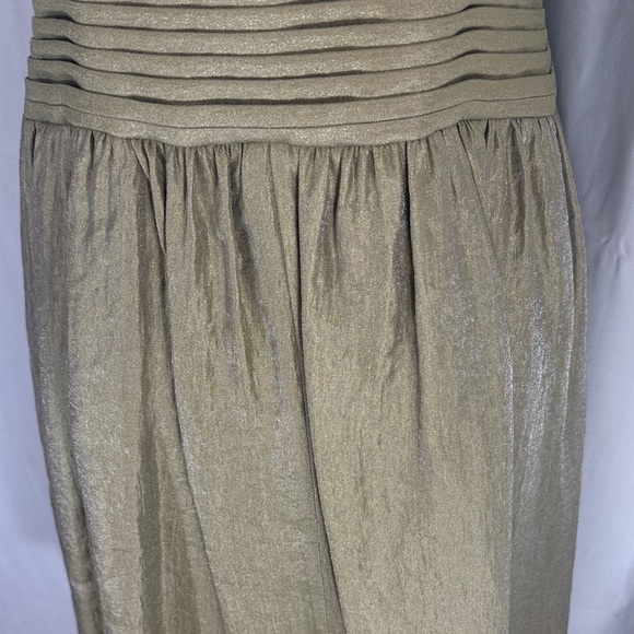 Elegant Olive Green Pleated Dress - Picture 11 of 12
